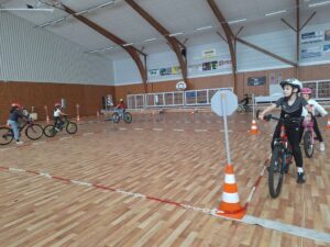 Apprendre à circuler en vélo en respectant le code de la route en CE